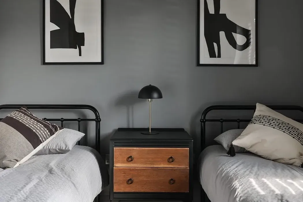 Dark grey schlafzimmer Farrow and Ball Plummet 272