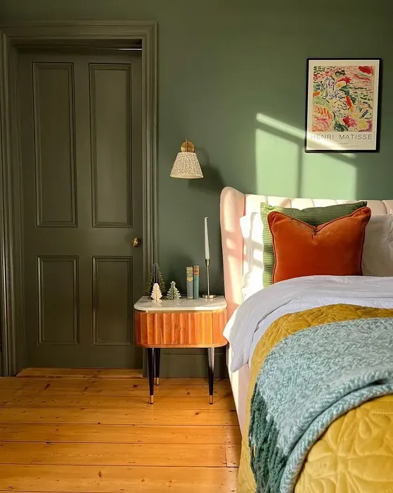 Edwardian haus schlafzimmer interior with warm Green Smoke farbe