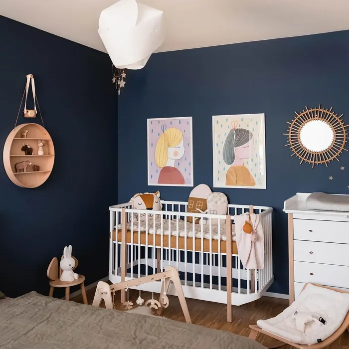 Drak blue schlafzimmer with round wooden shelves